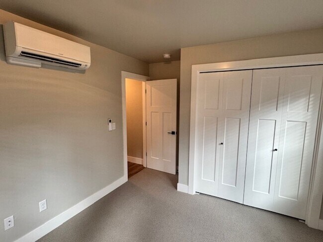 Building Photo - BEAUTIFUL CUSTOM - BUILT SINGLE LEVEL HOME...