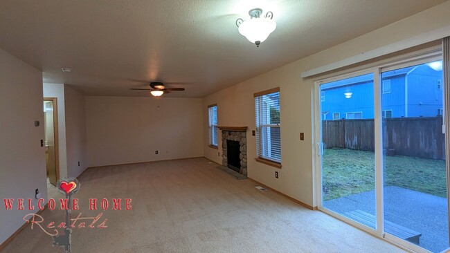 Building Photo - Spacious 3-bedroom with two living rooms a...