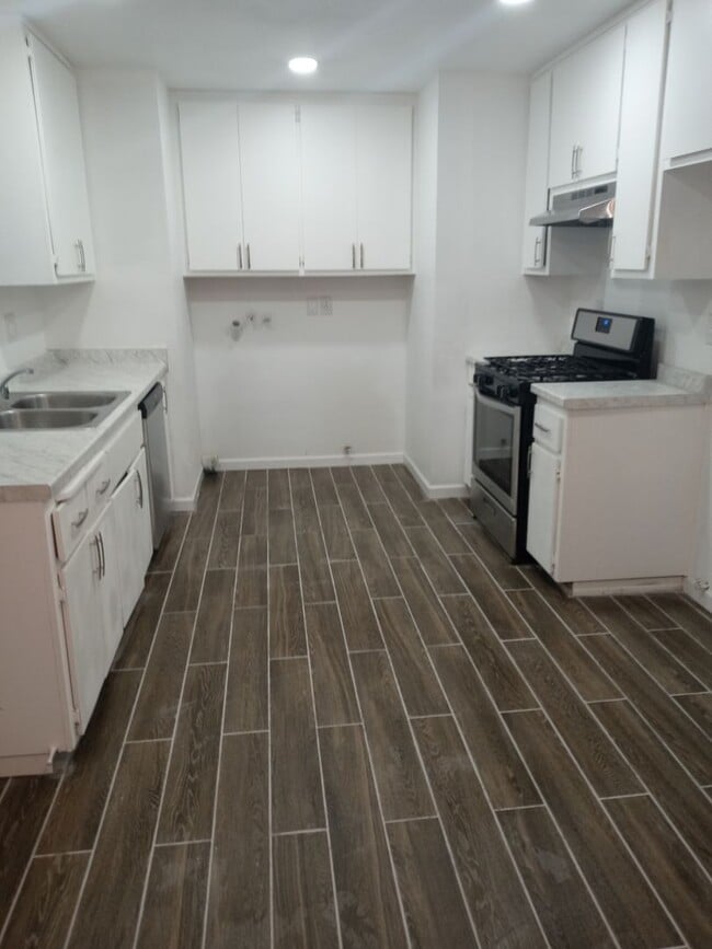 Building Photo - Upgraded 2b/1b duplex for rent!