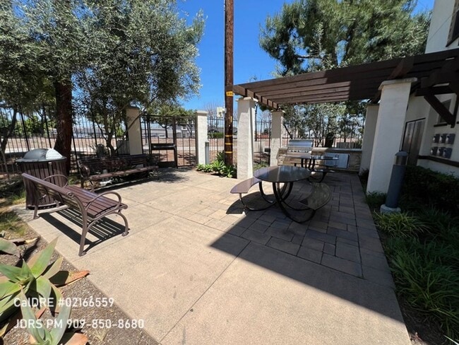 Building Photo - Bellflower 3 Bedroom Townhouse