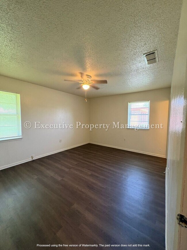 Building Photo - 616 Cedar Dr