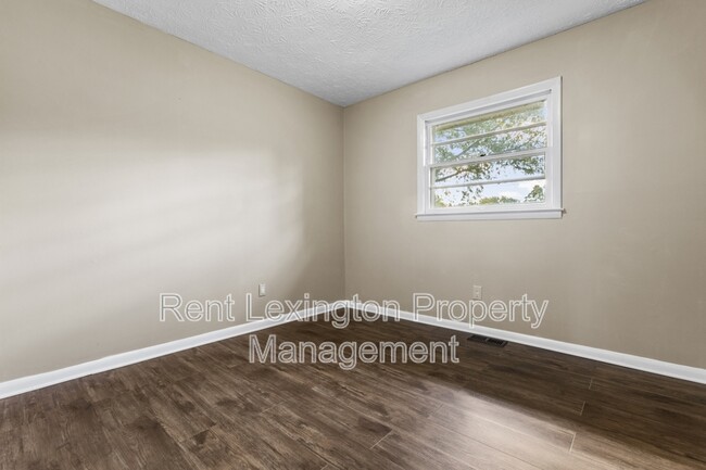 Building Photo - 2461 Mirahill Dr