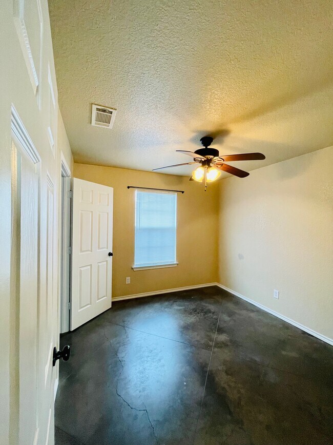 Building Photo - 502 N Cleburne Whitney Rd
