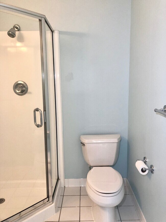 Building Photo - Updated 2Bed/2Bath Top-Floor Towson Condo ...