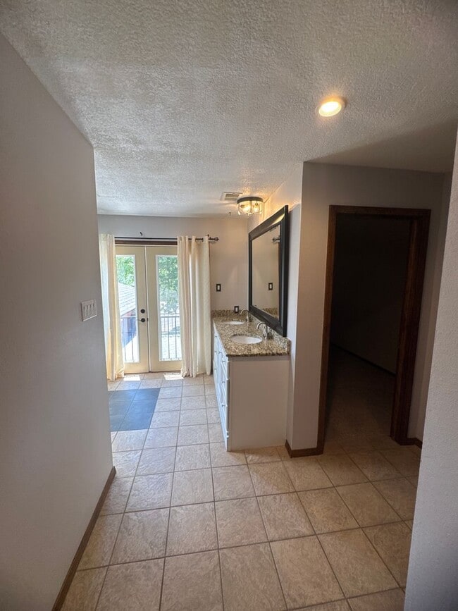Building Photo - Two-story, four-bedroom, three-bathroom ho...