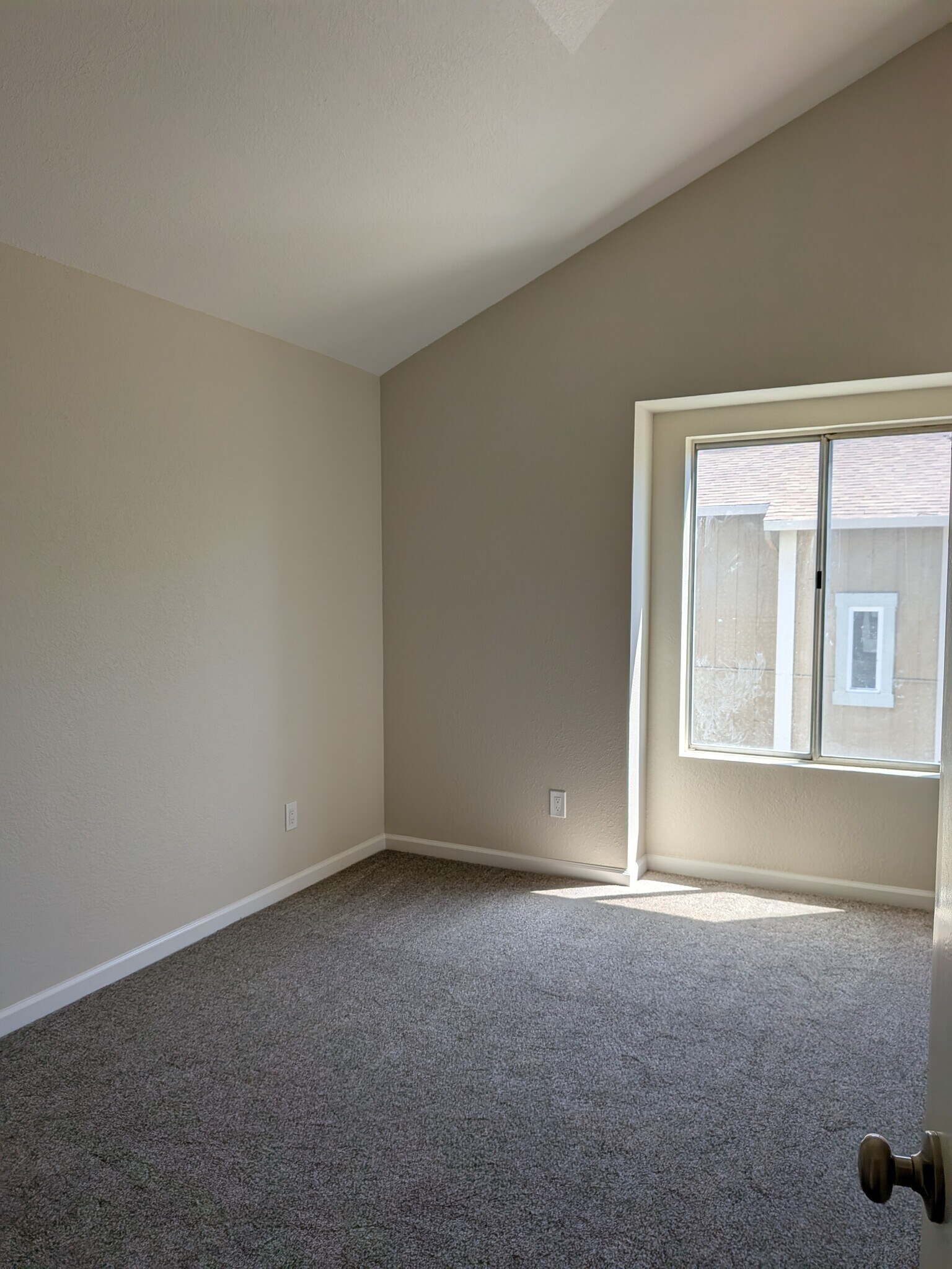 Building Photo - 960 Memorial Dr