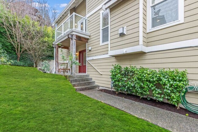 Building Photo - Quintessential West Seattle Townhome with Air Conditioning