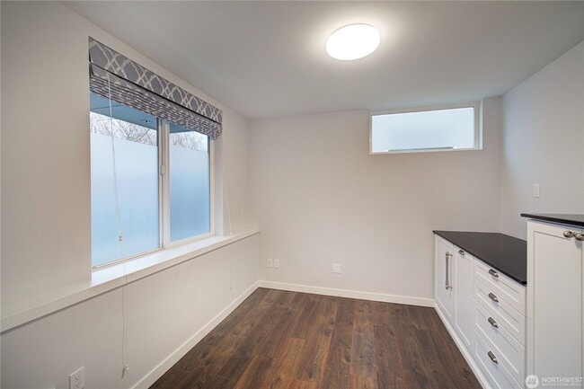 Building Photo - 2Bd/1.75Ba Seattle Townhouse
