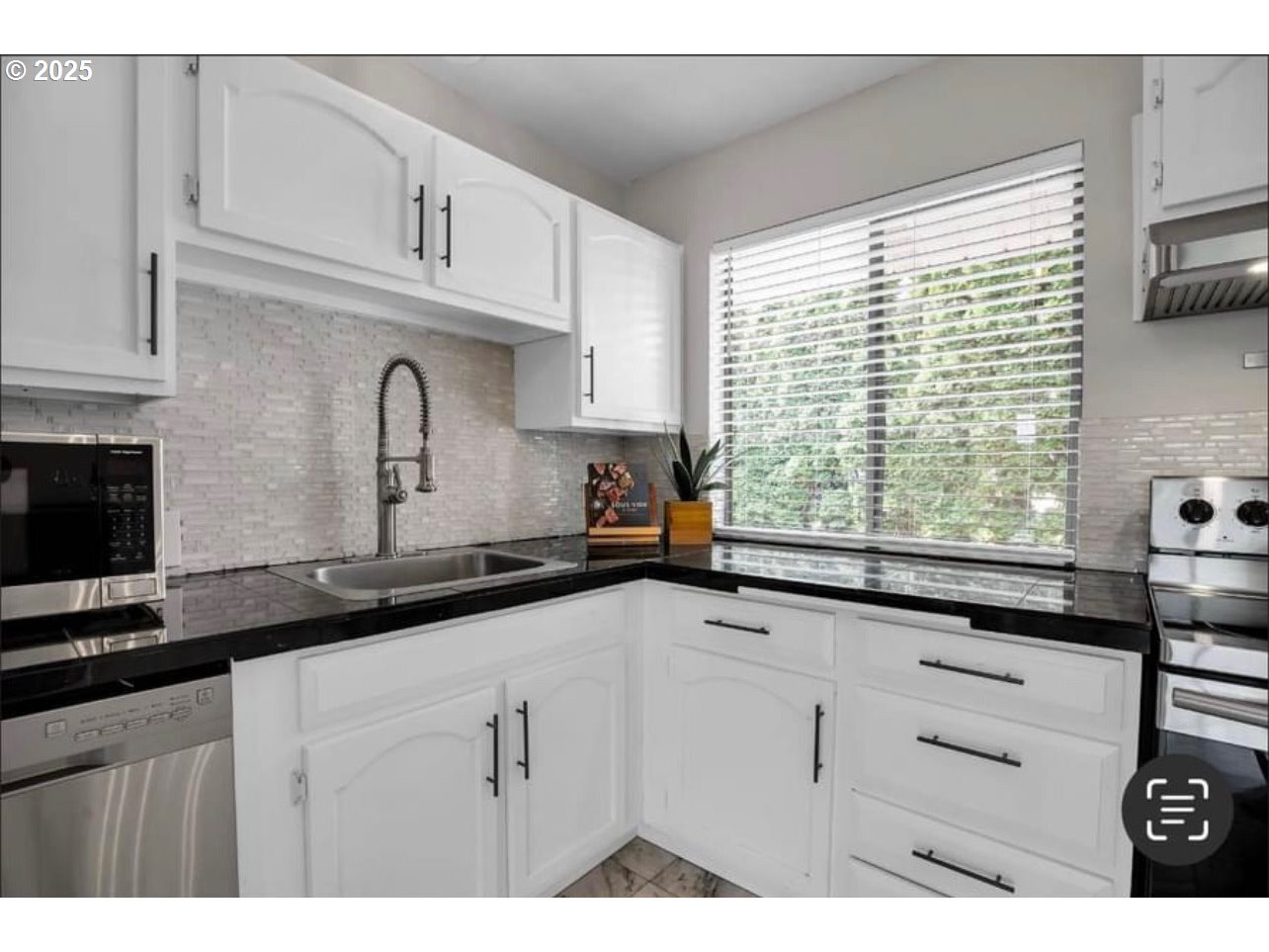 upper kitchen - 8325 SW Terwilliger Blvd