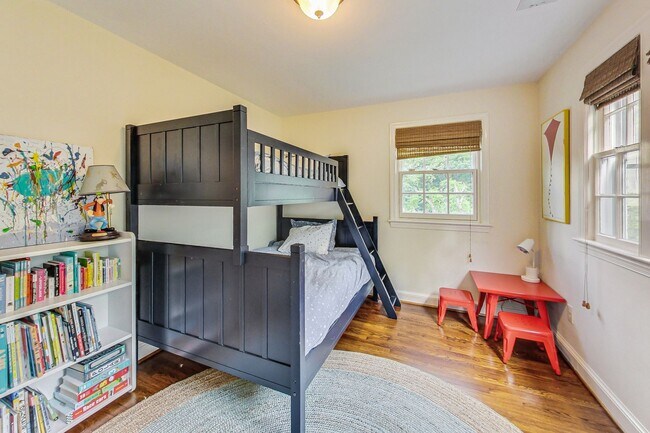 Building Photo - COMING SOON - Stunning 4 bed + 2 full & 2 1/2 bath Classic in NW DC