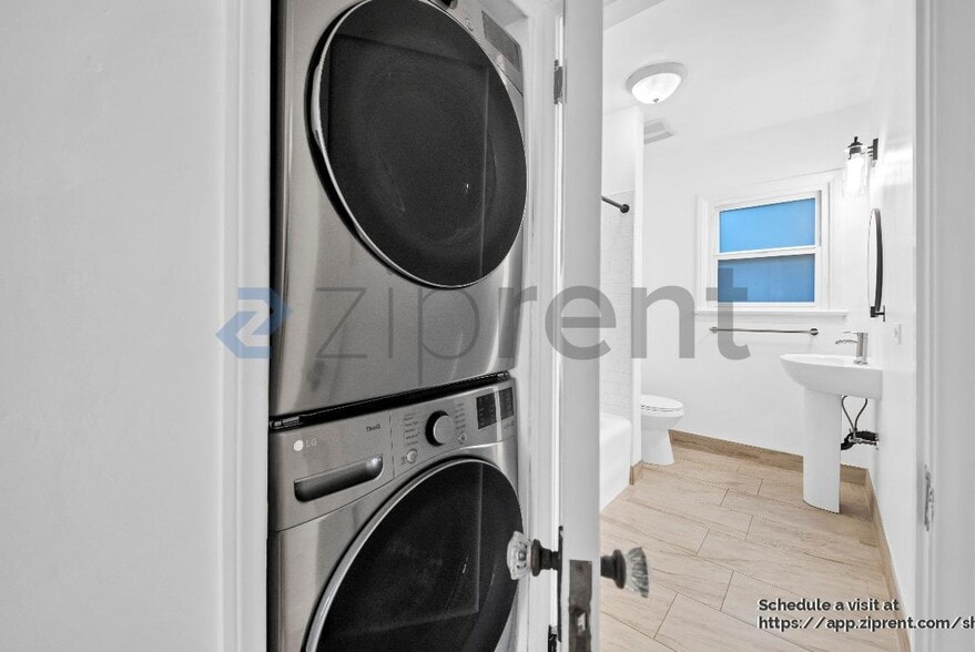 Building Photo - 5160 San Vicente Blvd