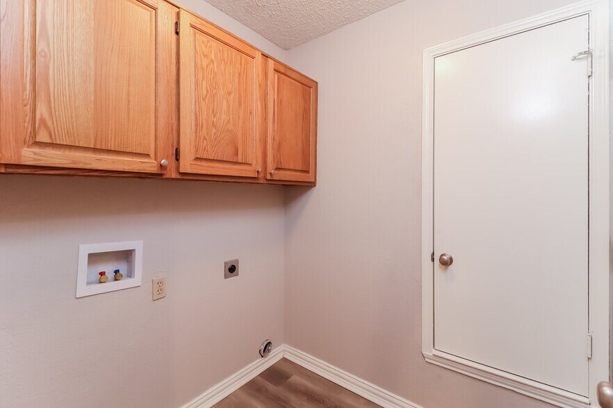 Building Photo - 9008 Willoughby Ct
