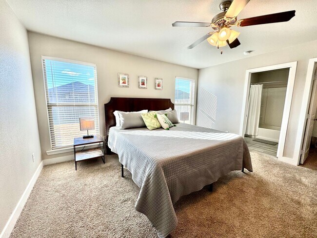 Building Photo - Furnished Rental 3 bed 2 bath Minimum of 30-day stay