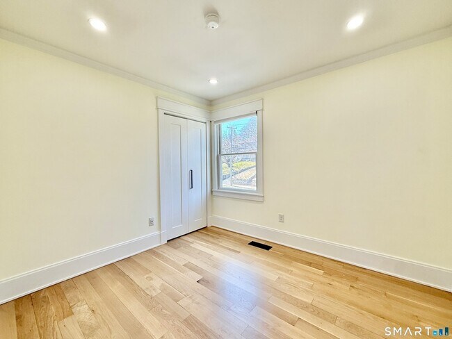 Building Photo - 49 Spring Hill Ave