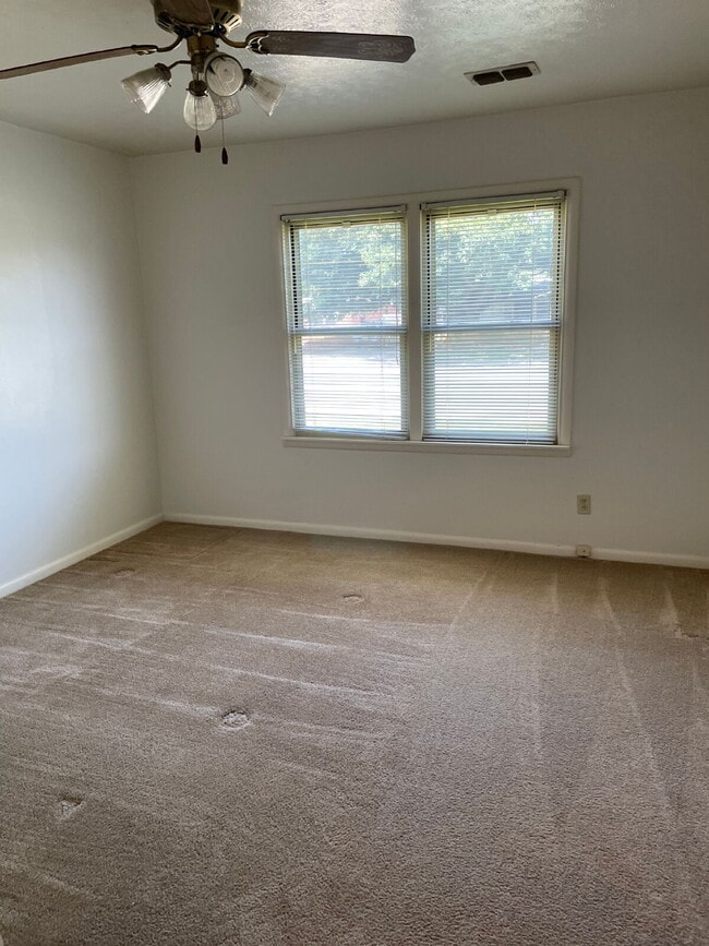 Building Photo - 2/2/1 In a quiet neighborhood - 6 to 9 month lease option available