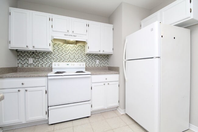 Building Photo - Northeast Pensacola 3/2 with Garage, Sunro...