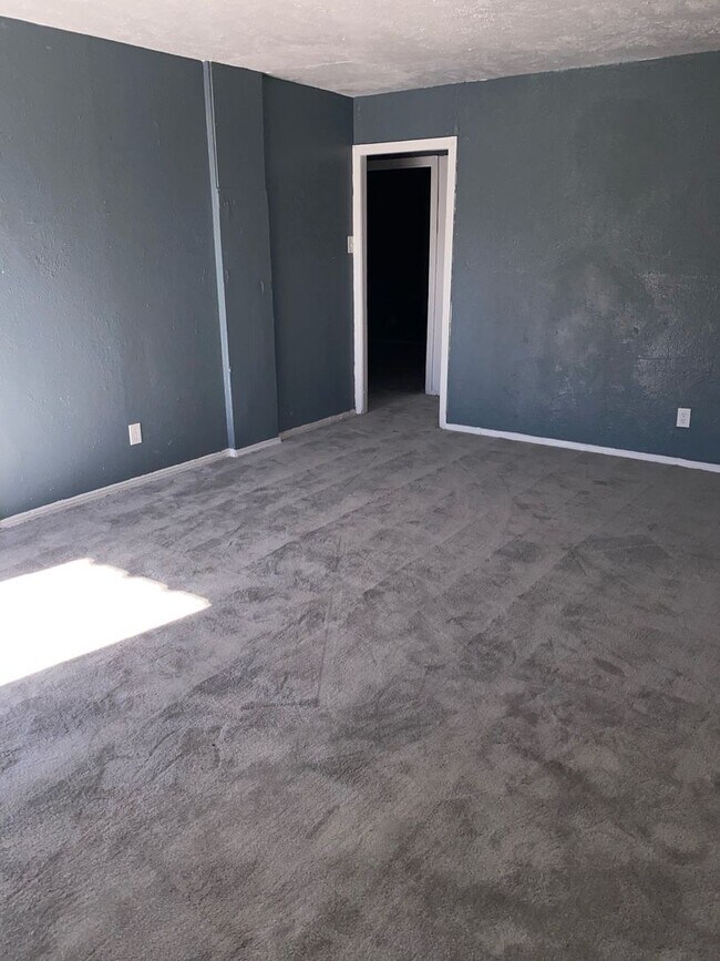 Building Photo - Newly Reduced Price! 2 Bedroom 1 Bath; Se Habla Espanol