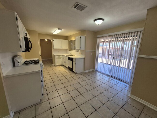 Building Photo - 5907 Deer Lake Dr