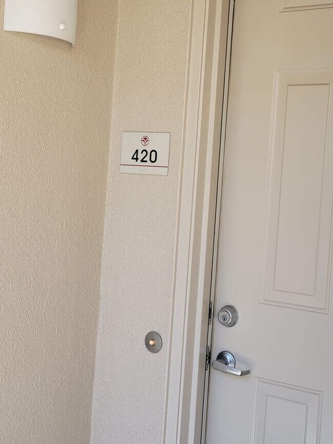 Building Photo - High End Condo on Top floor: High Ceilings...