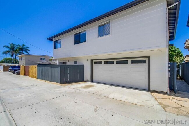 Building Photo - Modern Beach House