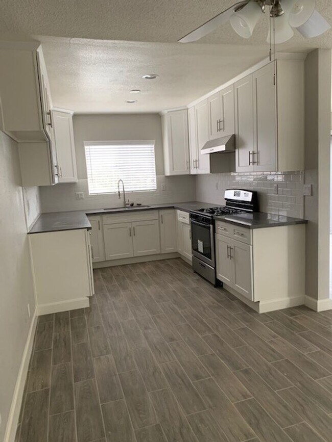 Building Photo - Fully Rehabbed 3 Bedroom/2 Bathroom Apartm...