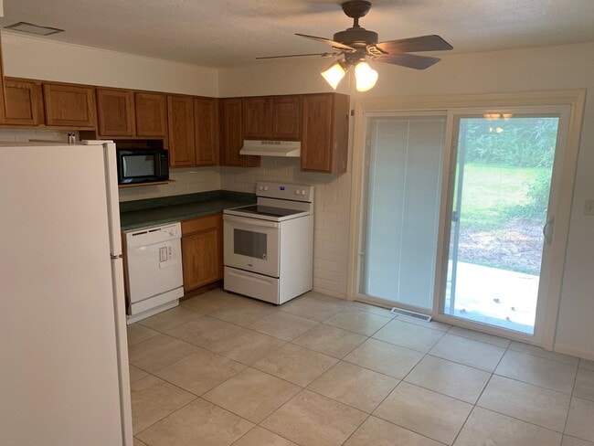 Building Photo - 807 Fairgrounds Rd