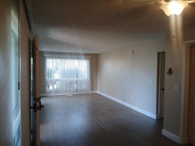 Building Photo - 775 Kingston Dr