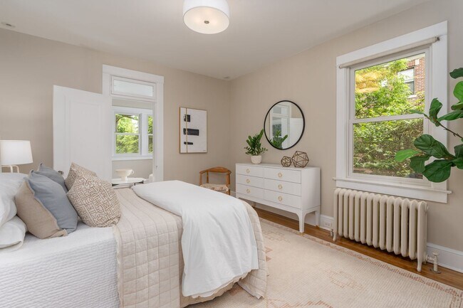 Building Photo - Charming Townhome | 5 Bed | 3.5 Bath | 3,300 Sf | Covered Front Porch & Large Fenced-In Backyard ...