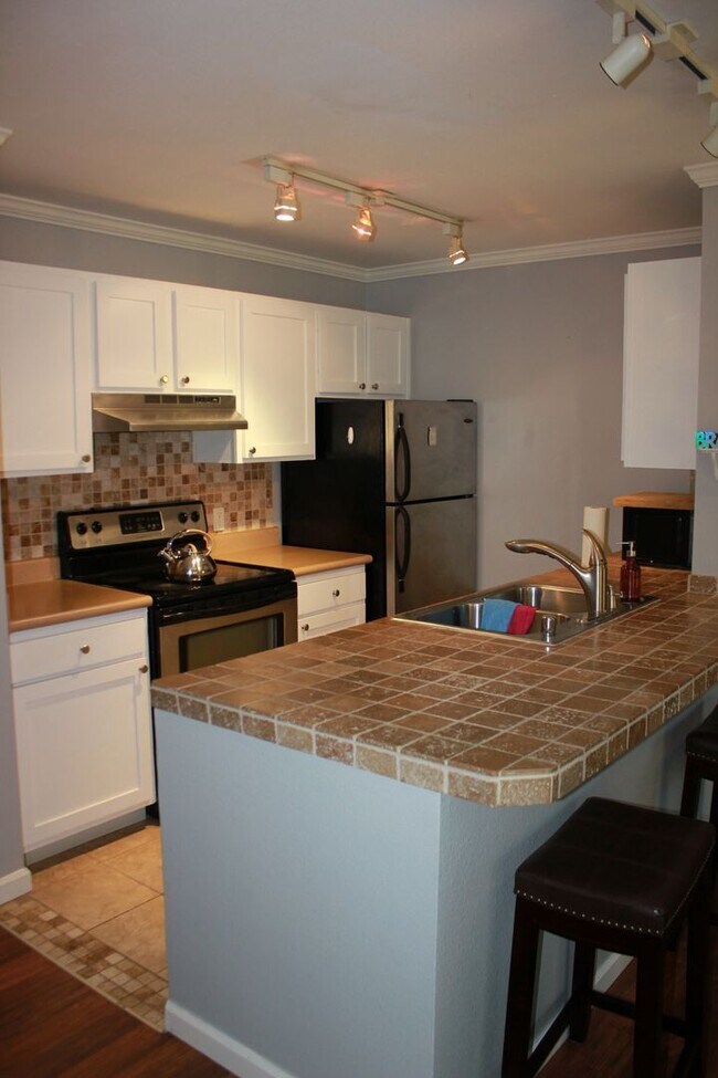 Building Photo - Gated Condo 2 bedroom 2 bath with no stairs!