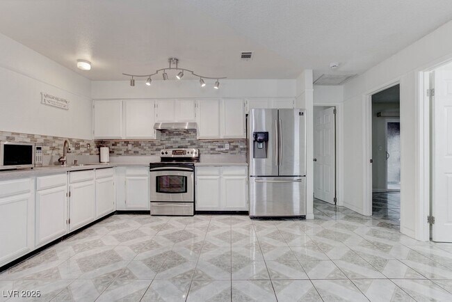 Building Photo - 808 Hedge Way