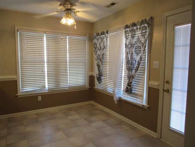 Building Photo - 3 BR 2 BA Hunters Creek