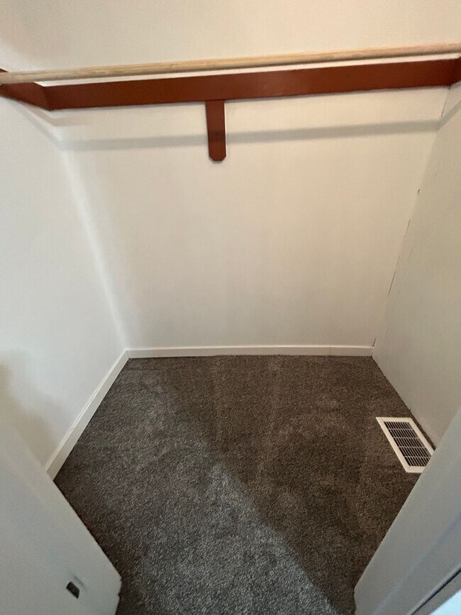 Building Photo - 3 Bedroom 2 Bathroom Apartment Near Gundersen