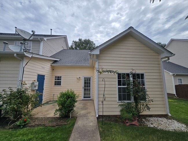 Building Photo - Super Cute Renovated End-Unit Loft Townhome in Arbor Creek!