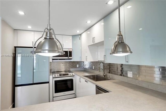 Building Photo - 100 Bayview Dr