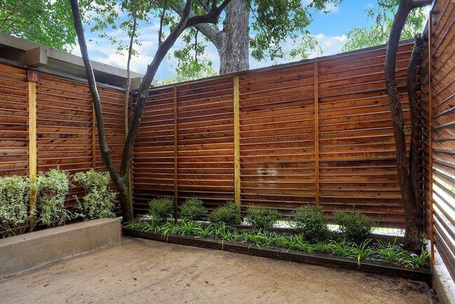 Building Photo - 5236 Memorial Dr