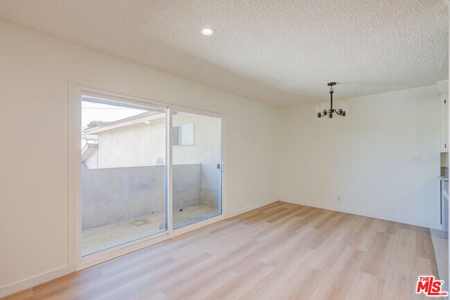 Building Photo - 305 E Plymouth St