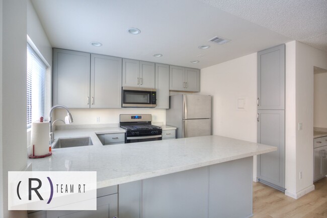 Building Photo - A Newly Renovated Contemporary Condo in Gl...