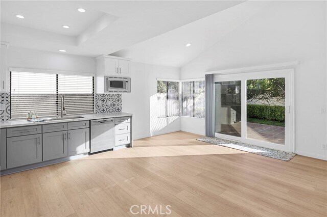 Building Photo - 11 Hunter