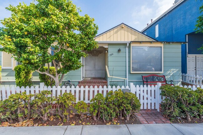 Building Photo - Classic Hermosa Beach Home!