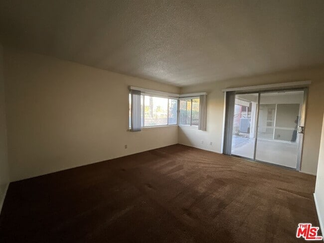 Building Photo - 46165 Burroweed Ln