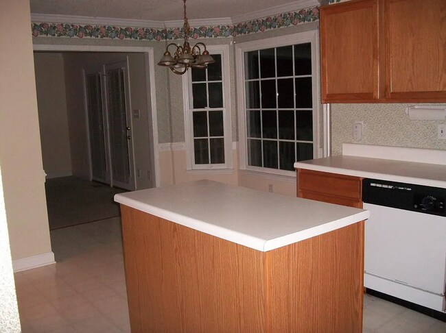 Building Photo - Spacious 3-Bedroom Home with Detached Garage – Available Now!