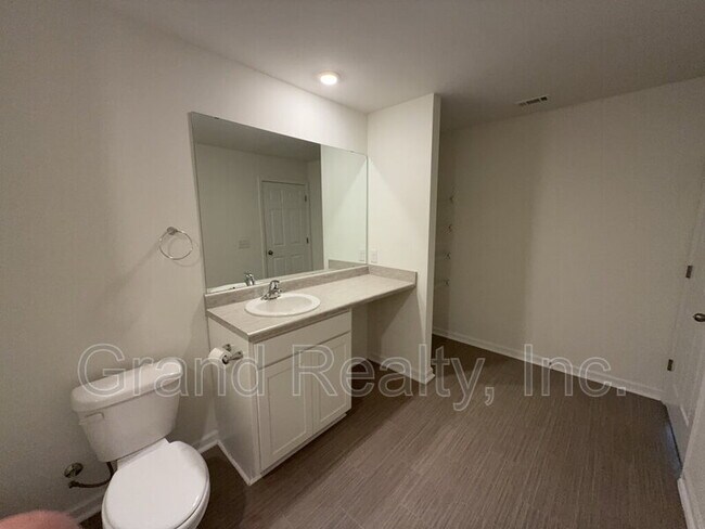 Building Photo - 4360 Jitterbug St