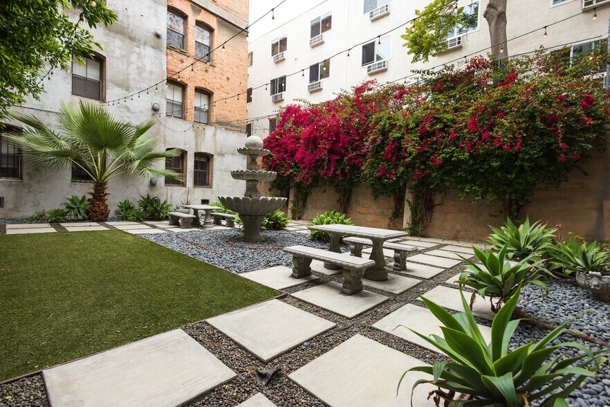 Building Photo - 357 S Alvarado St