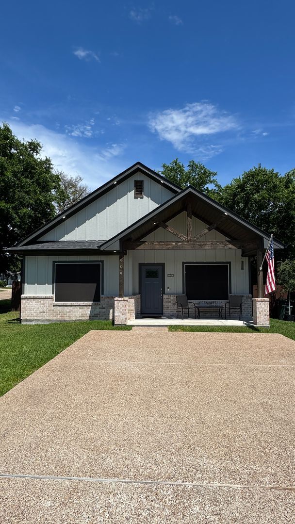 Building Photo - 909 N Randolph Ave