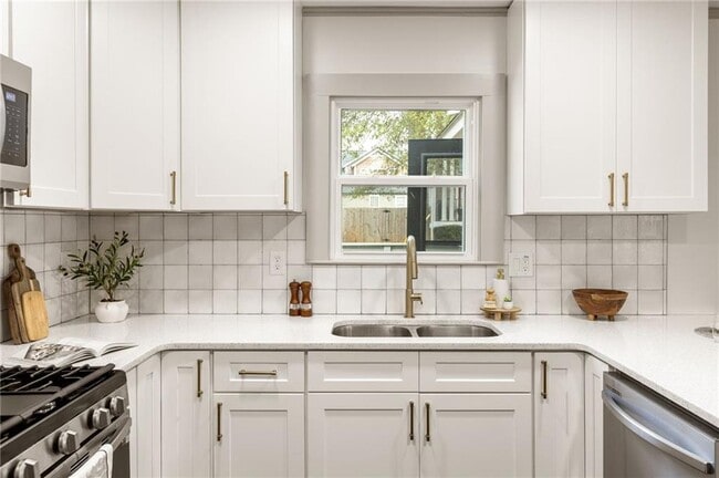 Building Photo - 3455 Rainey Ave