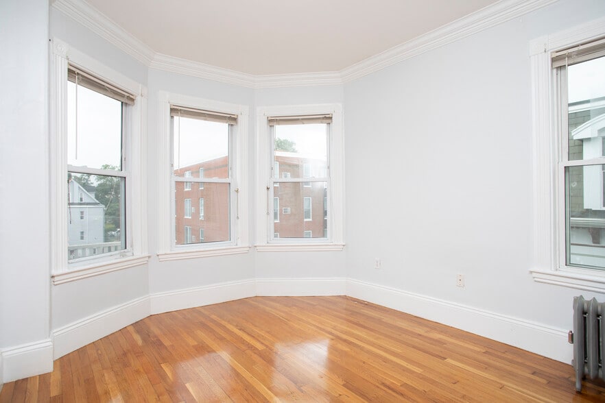 Living room/bedroom 4 - 17 Bellflower St