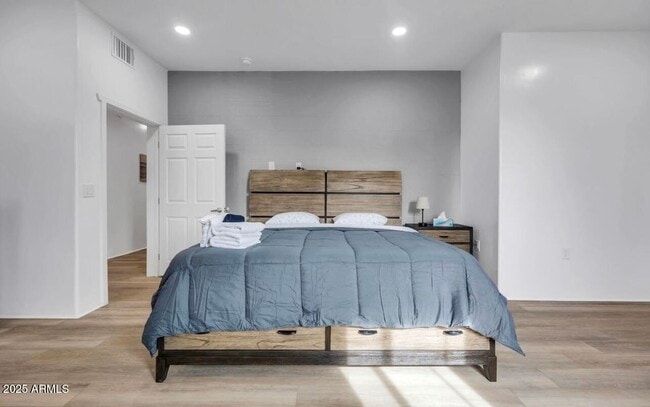 Building Photo - 842 S Farmer Ave