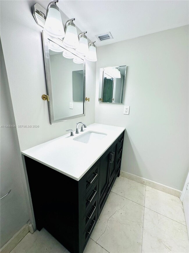 Building Photo - 2555 Collins Ave