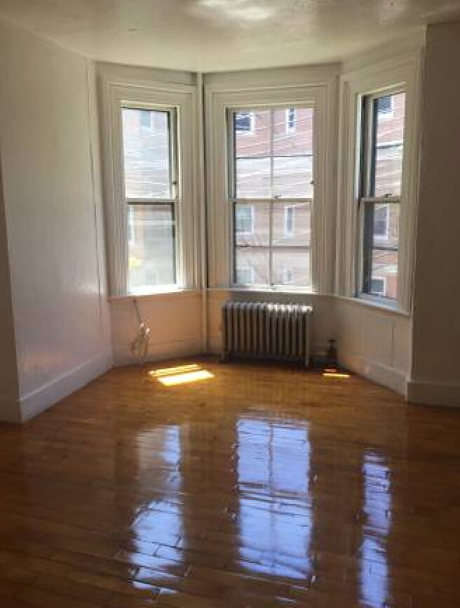 Building Photo - 4 Adella Pl