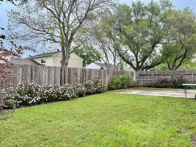 Building Photo - 3023 Sam Houston Dr